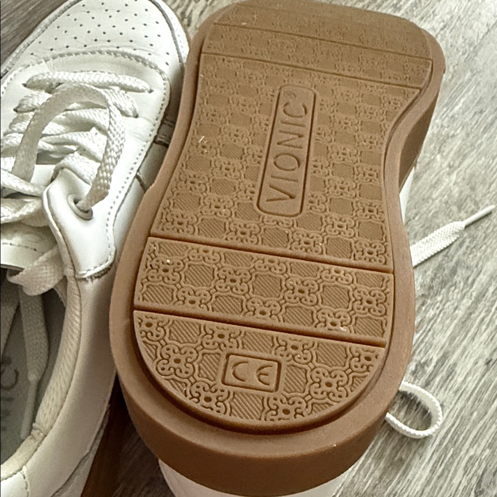 Vionic White Leather Women's Sneakers with Gum Sole VIONIC
Kimmie Court - Picture 3 of 10
